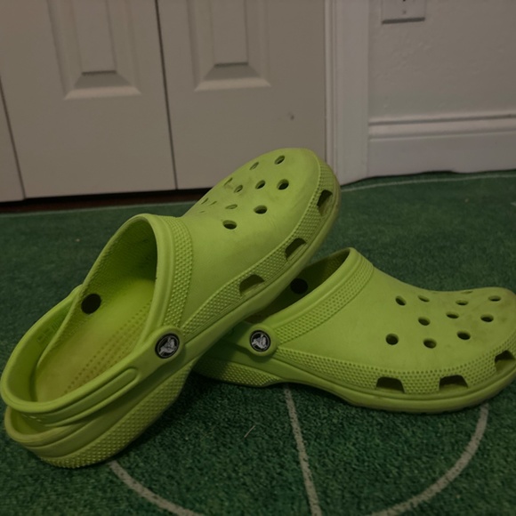 Like green crocs size 11 woman’s 9 mens - Picture 2 of 4